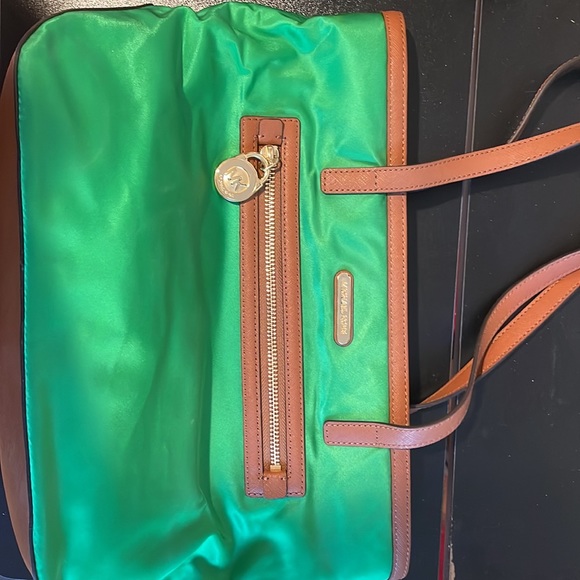 Michael Kors Kelley Green Purse. - Picture 4 of 7